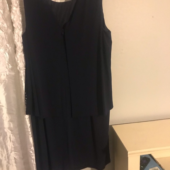 semi formal dress!!! Worn once!! Very flattering! - Picture 2 of 2